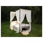  <p>Hemelbed met witte opmaak</p>
<p>€ 250,00 VERHUUR (incl. bekleding)</p>
<p>1 stuks / 200 x 130 x 240 cm (lxbxh) / metalen frame</p>