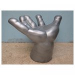 zilveren hand <p>€ 65,00 VERHUUR - € 250,00 VERKOOP</p>
<p>1 stuk / 75 x 80 x 60 (lxbxd) / polystyreen</p>
<p>te gebruiken als stoel</p>