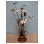 bloemen lamp <p>€ 125,00 VERHUUR</p>
<p>1 stuk / 130 x 65 cm (lxb) / metaal</p>