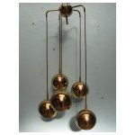 gouden bollen lamp <p>€ 325,00 VERKOOP</p>
<p>1 stuk / 94 x 50 cm (lxb) / metaal</p>