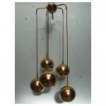 gouden bollen lamp <p>€ 325,00 VERKOOP</p>
<p>1 stuk / 94 x 50 cm (lxb) / metaal</p>