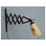 melkglaskapje wandlamp <p>€ 45,00 VERKOOP</p>
<p>1 stuk / 60 x 15 cm (lxb) / glas + hout</p>
