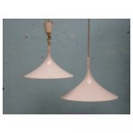 witte hanglamp <p>€ 75,00 p/s VERKOOP</p>
<p>3 stuks / 35 x 50 cm (lxb) / kunststof</p>