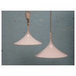 witte hanglamp <p>€ 75,00 p/s VERKOOP</p>
<p>3 stuks / 35 x 50 cm (lxb) / kunststof</p>